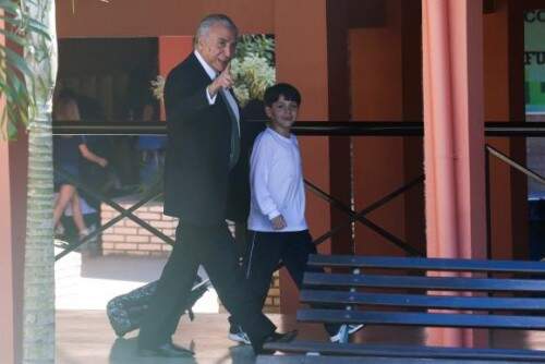 O presidente interino Michel Temer busca o filho Michelzinho em escola do Lago Sul, área nobre de Brasília. (Foto: José Cruz/Agência Brasil)