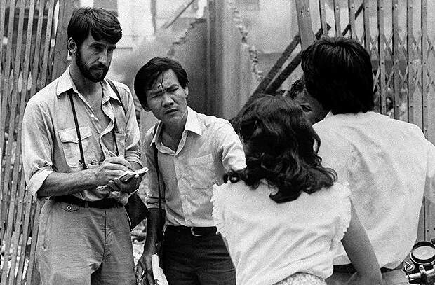 Sam Waterson (esq.) e Dr. Haing Ngor interpretam Schanberg e Pran em "Os Gritos do Silêncio". (Foto: Reprodução) 