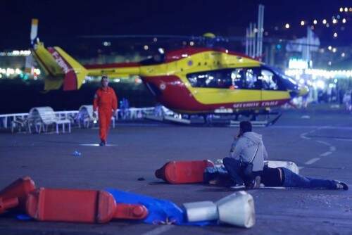 Atropelamento aconteceu por volta das 22h30 no Promenade des Anglais. (foto: reprodução)