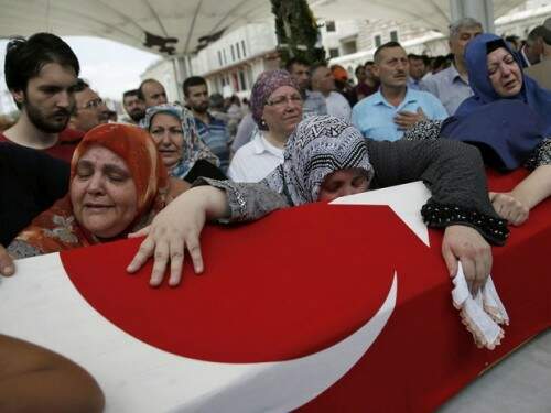Parentes de vítimas (Foto: Alkis Konstantinidis/Reuters)