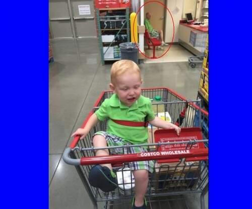 Bebê e idoso usando roupas parecidas poderiam protagonizar uma viagem no tempo. (Crédito: Reprodução)