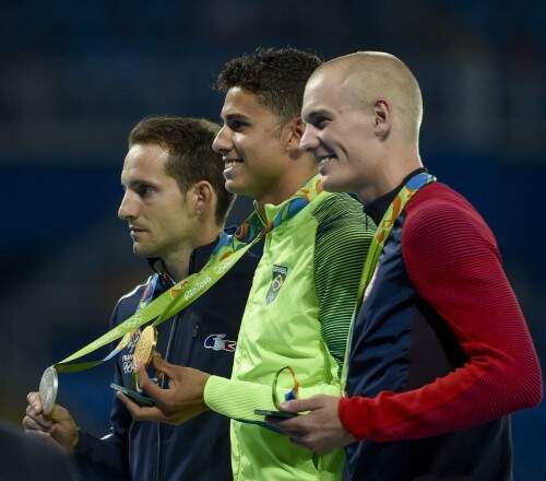 Lavillenie (à esquerda) não sorriu ao subir no pódio (Foto: Washington Alves/Exemplus/COB)