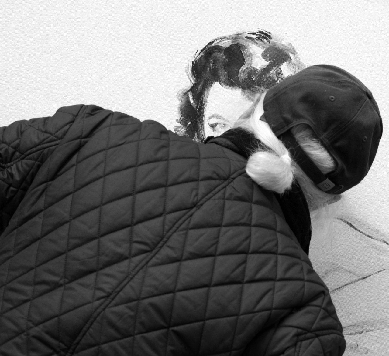 O artista e sua obra preferida: Gheno não resiste aos encantos da sedutora Ava. (Foto: Nádia Raupp Meucci/divulgação)