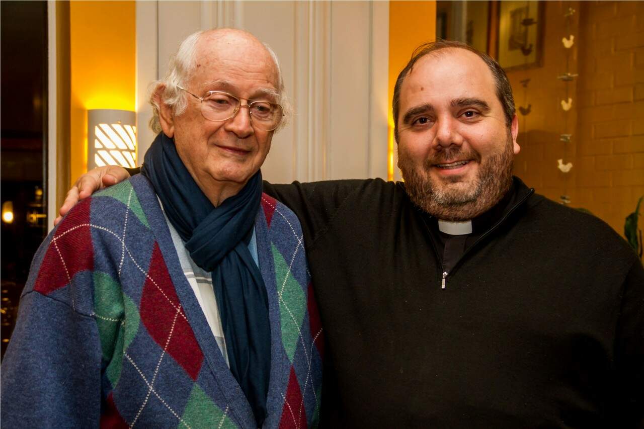 O padre Antônio Hofmeister e o amigo Rolf Zelmanowicz no simpático jantar de culinária gaúcha. (Foto: Pedro Antonio Heinrich/especial) 