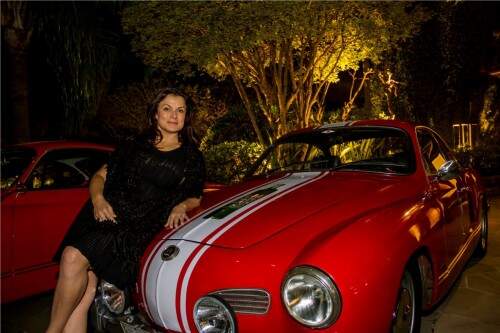 Patricia Fossati Druck e o automóvel que irá guiar em rally na serra gaúcha. (Foto: Pedro Antonio Heinrich/especial)