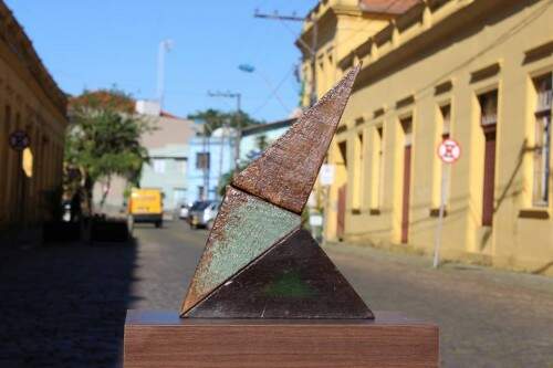 As peças criadas por Marcelo Mello são todas de madeira reciclada do mar. (Foto: Divulgação)