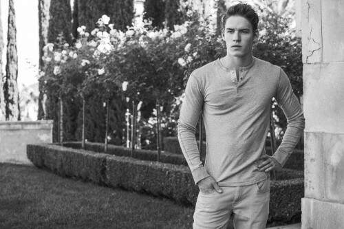 Sobrinho da candidata democrata à presidência dos EUA, Hillary Clinton, Tyler Clinton, já posou para as marcas 7 For All Mankind jeans, Citizens of Humanity e Superdry. (Crédito: Reprodução)