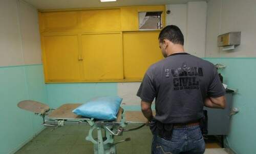 Polícia esteve no local onde as mulheres eram operadas. (Foto: Reprodução)