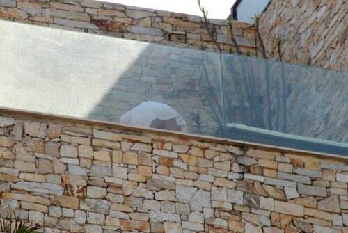 Ao se abaixar, modelo quase mostrou todo o bumbum. (Foto: Ag. News)