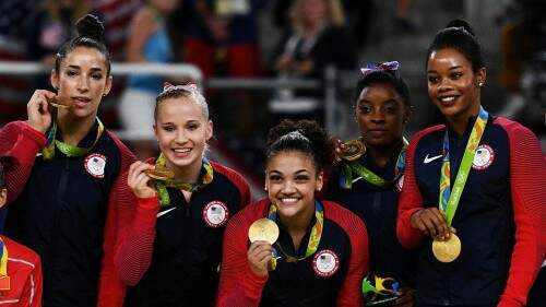 Equipe americana Alexandra Raisman, Madison Kocian, Lauren Hernandez, Simone Biles e Gabrielle Douglas posam com suas medalhas de ouro na Ginástica Olímpica. (foto: Getty Images/David Ramos/Rio-2016)