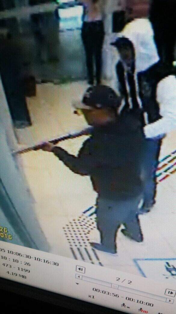 Criminosos em imagem de câmara de vigilância. (Foto: Rádio Uirapuru/Lucas Cidade)