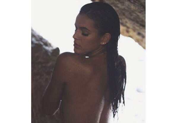 Bruna Marquezine posa sensual e recebe 361 mil curtidas. (Foto: Reprodução/Internet)