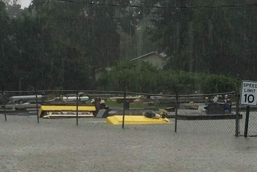 Caixões boiaram na Louisiana durante a chuva. (Foto: Reprodução)