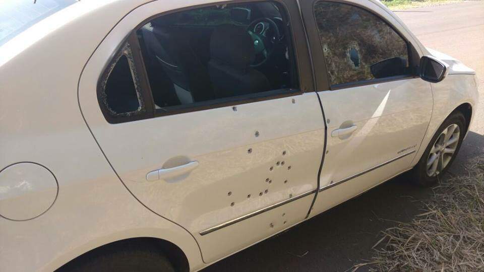 Carro utilizado na fuga e abandonado no bairro Petrópolis, em Passo Fundo. (Foto: Rádio Uirapuru/Lucas Cidade)