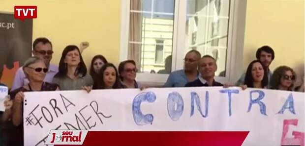 A subprocuradora da República Ela Wiecko (à esq, segurando a faixa, de óculos escuros) participa em Portugal de ato de protesto ao governo Temer (foto: Reprodução/TVT)