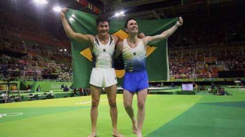 Brasileiros se abraçam ao ganhar medalha de prata e bronze no solo. (Crédito: Reprodução)