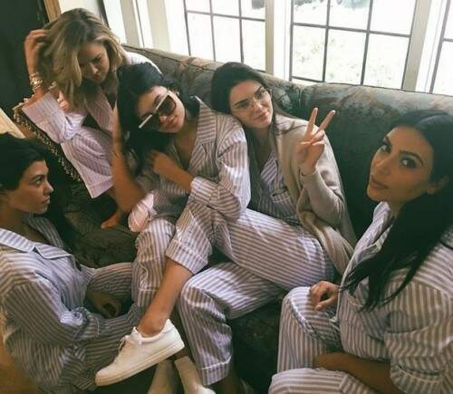 Kim kardashian posa com as irmãs: Khloe, Kourtney, Kendall e Kylie. (Foto: Instagram) 