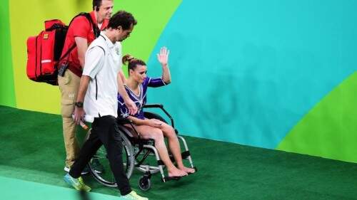 Jade Barbosa acena para torcida após contusão. (foto: Getty Images/Harry How/ Rio 2016) 