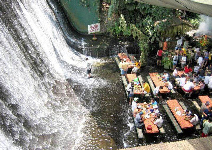 É possível almoçar dentro de uma cachoeira na Indonésia. (Foto: Reprodução)
