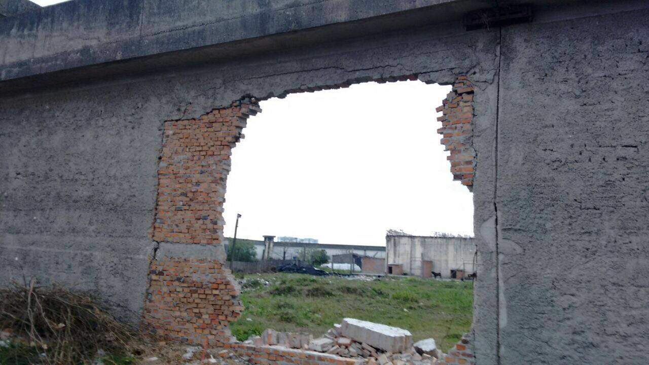 Veículo pesado quebrou parte do muro da casa de detenção. Outros dois automóveis aguardavam os apenados para a fuga. (Foto: Divulgação)