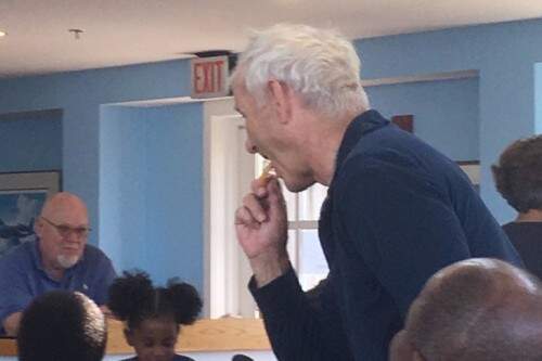 Bill Murray comendo uma batata frita em um restaurante dos EUA; ele é acusado de tê-la pegado do prato de um desconhecido. (Foto: Reprodução) 
