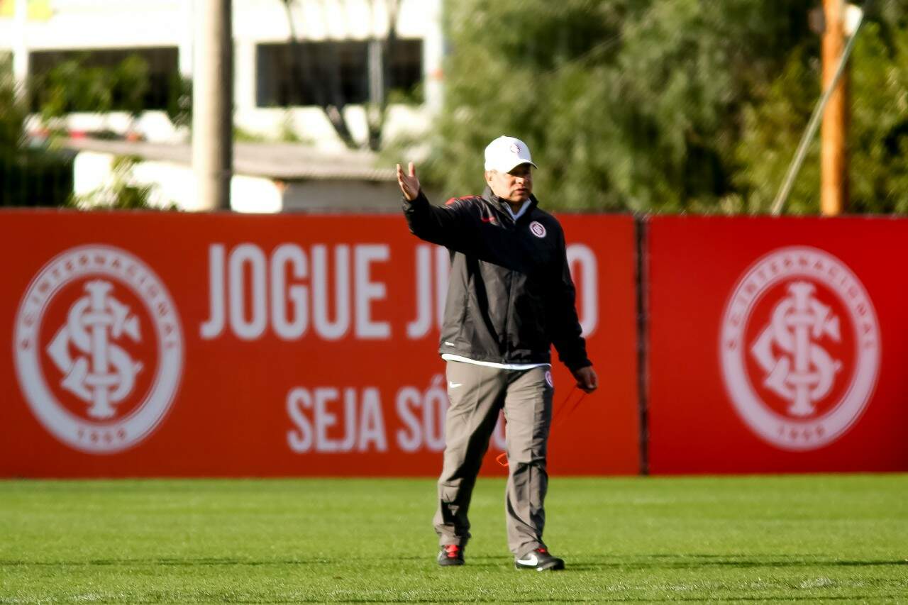 Roth testou Ferrarei na lateral direita.
