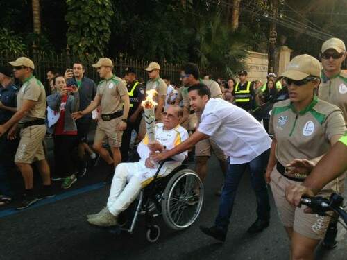 Na manhã dessa sexta-feira (5), Ivo Pitanguy carregou a tocha olímpica, em Botafogo, no Rio (Foto: Reprodução)