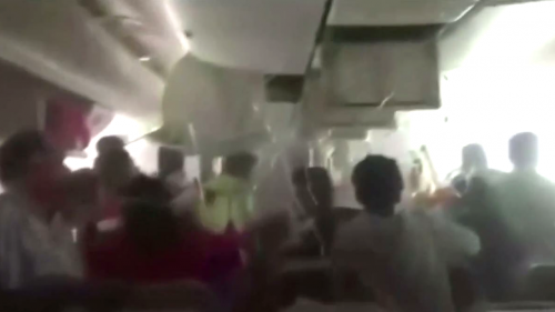 Passageiros foram retirados do avião com segurança, mas durante o resgate um bombeiro morreu. (Crédito: Reprodução)