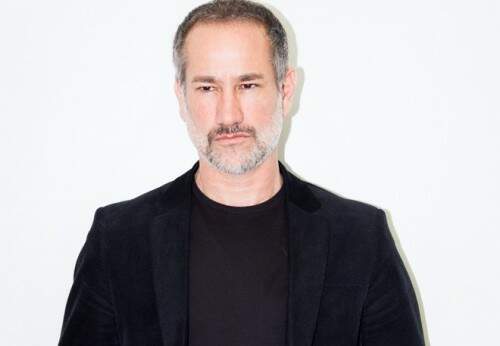Nilson Fernando da Silva, o proprietário e Hair Stylist do salão de beleza: reposionamento de marca..