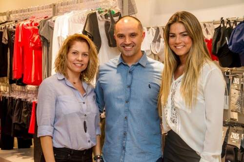 Lucianne Murgel, Laura Bier Moreira e João Marinho na inauguração da loja Track & Field nos espaços da academia Bodytech. (Foto: Pedro Antonio Heinrich/especial)