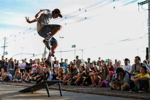 A galera animada do skate de Porto Alegre irá trazer manobras radicais e adrenalina para os idosos do Asilo Padre Cacique. (Foto: Anna Berthier/divulgação)