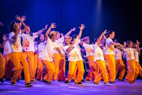 A criançada se diverte durante as apresentações do grupo de dança da Sol Maior. (Foto: Divulgação)