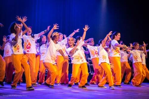 A criançada se diverte durante as apresentações do grupo de dança da Sol Maior. (Foto: Divulgação)