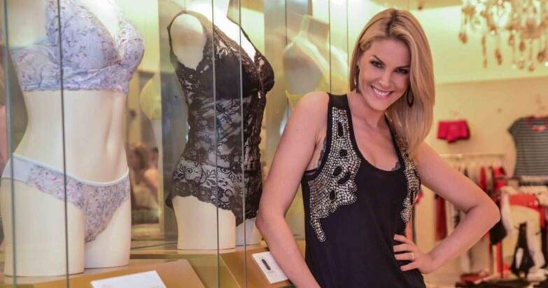 Ana ao lado de lingeries da marca. (Foto: Reprodução)