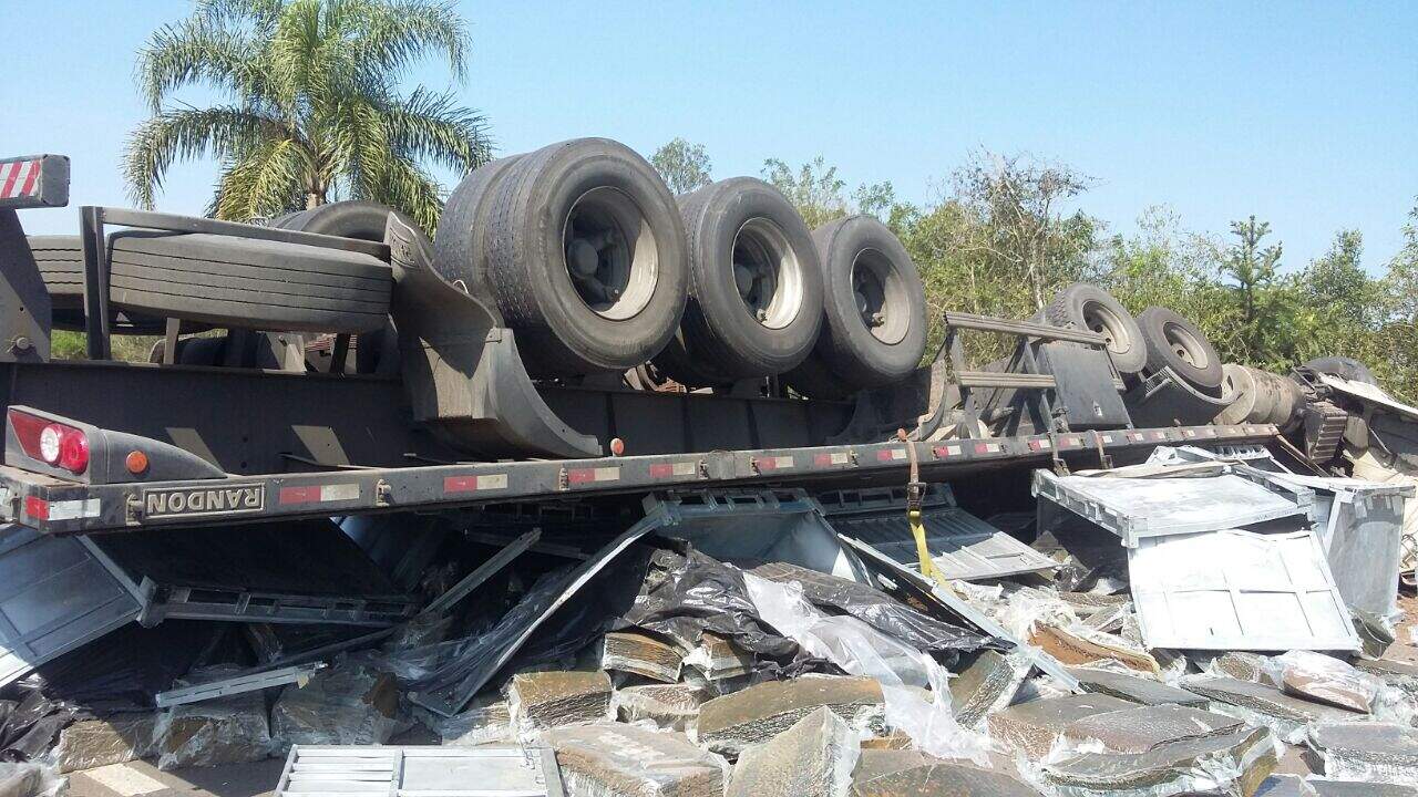 O trânsito encontra-se totalmente interrompido. (Foto: PRF/Divulgação)