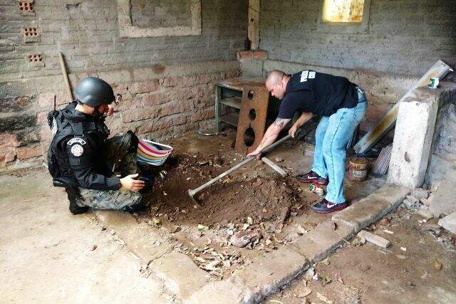 Explosivo estava enterrado. (Foto: Polícia Civil/Divulgação)