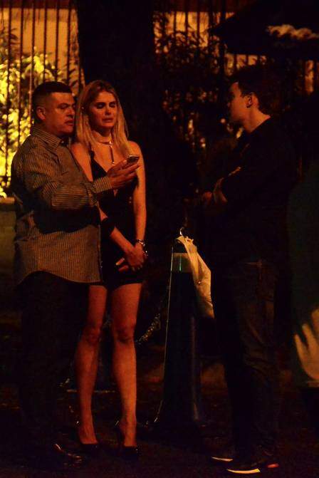 Atriz chora na rua. (Foto: Reprodução)