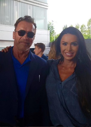Gracyanne emocionada ao lado de Schwarzenegger. (Crédito: Reprodução)