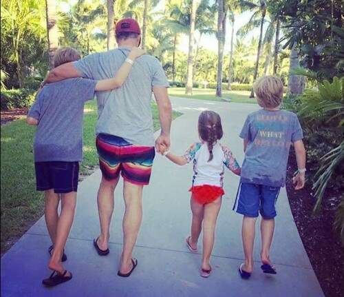 Huck posa com os filhos, todos em trajes de banho (foto: reprodução/Instagram)