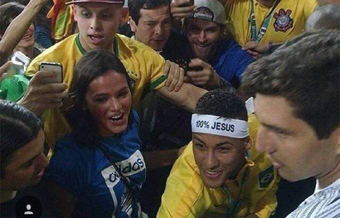 Os nomes dos dois voltaram a aparecer juntos nos noticiários após jogador ter comemorado gol com a atriz na Olimpíada do Rio. (Foto: Reprodução)