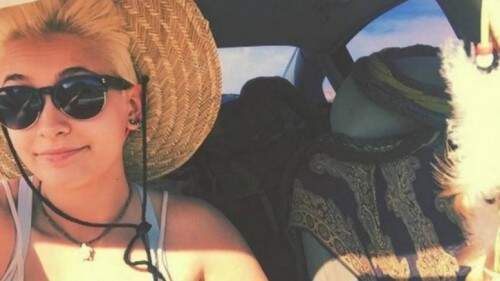 Em selfie postada por Paris Jackson, filha do astro pop, em março, ela aparece dirigindo, com uma sombra misteriosa no banco de trás do carro. (Foto: Reprodução)