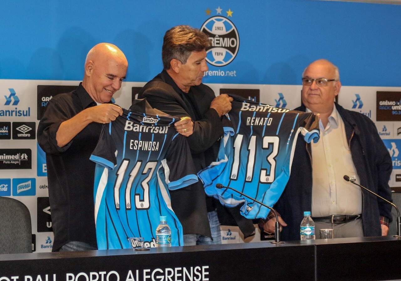 Renato (C) recebeu a nova camiseta do time com os 113 anos completados pelo clube no dia 15. Espinosa (E) também ganhou o uniforme de Romildo Bolzan (D). (Foto: Rodrigo Rodrigues/Grêmio)