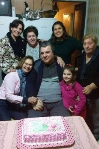 Gerson Brenner com parentes e a mulher, Marta Mendonça, no aniversário dela. (Foto: reprodução/ facebook)