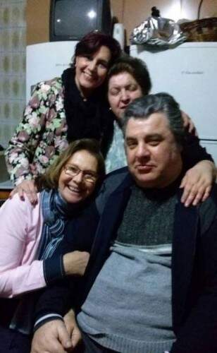 Gerson Brenner no aniversário da mulher, a psicóloga Marta Mendonça (atrás do ator). (Foto: reprodução/ facebook)