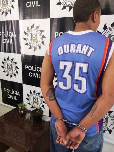 Homem mantinha em casa maconha prensada e plantações da erva. (Foto: Polícia Civil/Divulgação)
