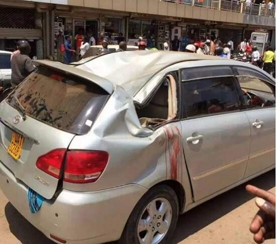 Imagem do carro com uma parte amassada. (Crédito: Reprodução)