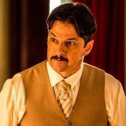 Carlos Eduardo (Marcelo Serrado) será devorado pelos urubus (foto: reprodução)