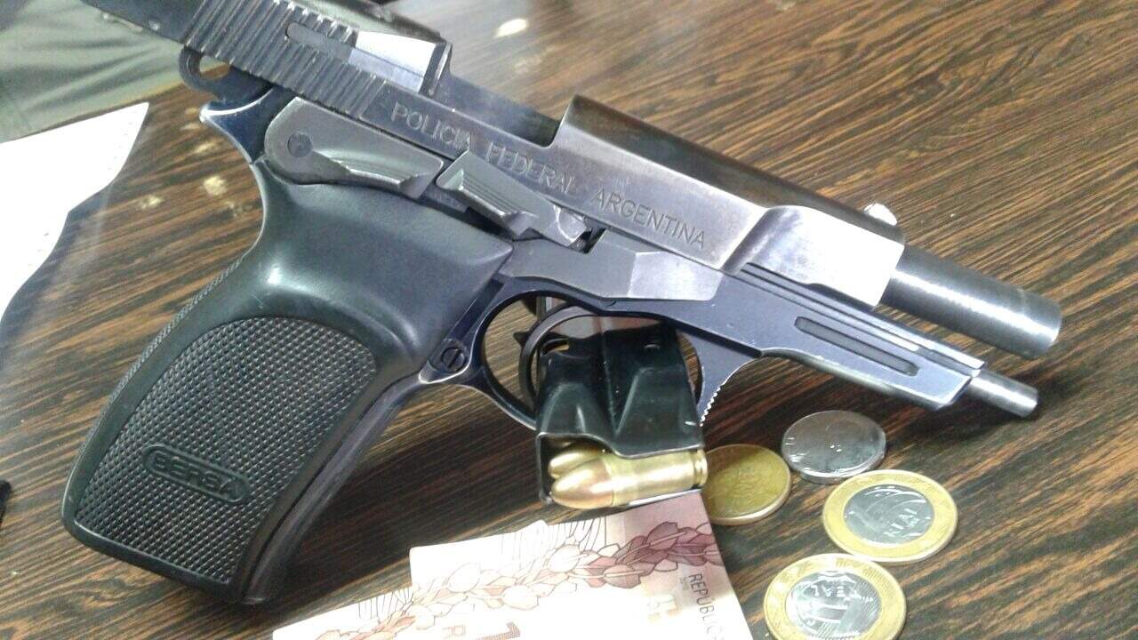 Dupla estava de posse de uma pistola 9 mm. (Foto: BM/Divulgação)