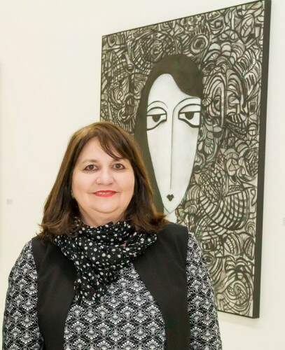 Ana Zavadil é curadora da exposição “Jardins de Alicium”, de Marlene Kozicz, no MAC-RS. (Foto: Pedro Antonio Heinrich/especial)