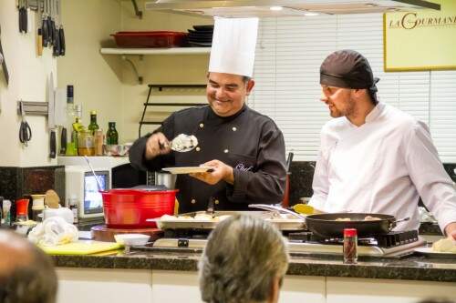 O chef Mauro de Souza e Marcos Daniel Rossner preparam um menu especial com bacalhau sob os olhares dos alunos que estiveram na aula realizada na delicatessen La Gourmandise. (Foto: Pedro Antonio Heinrich/especial)